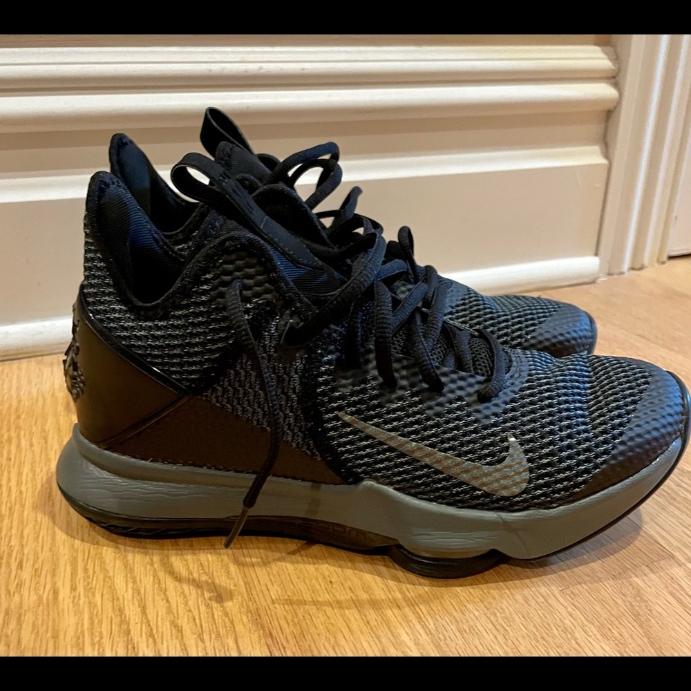 Nike Lebron Witness 7 mens sneaker